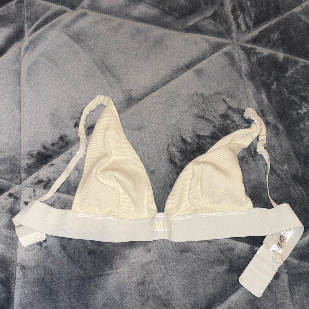 SKIMS plunge bralette never worn. In perfect condition.